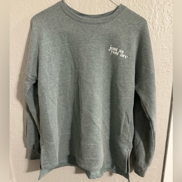Universal Thread Tops - Universal Thread Crew Neck Size M